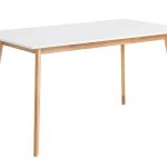 mesa rectangular MELINDA es de estilo nórdico, combinando sus patas en madera de color roble con un sobre en madera lacada en color blanco.